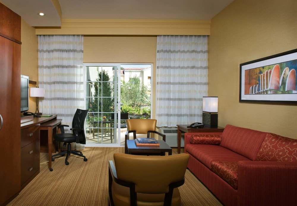 คอร์ตยาร์ด ซานตาบาร์บารา โกลตา Hotel Goleta ภายนอก รูปภาพ