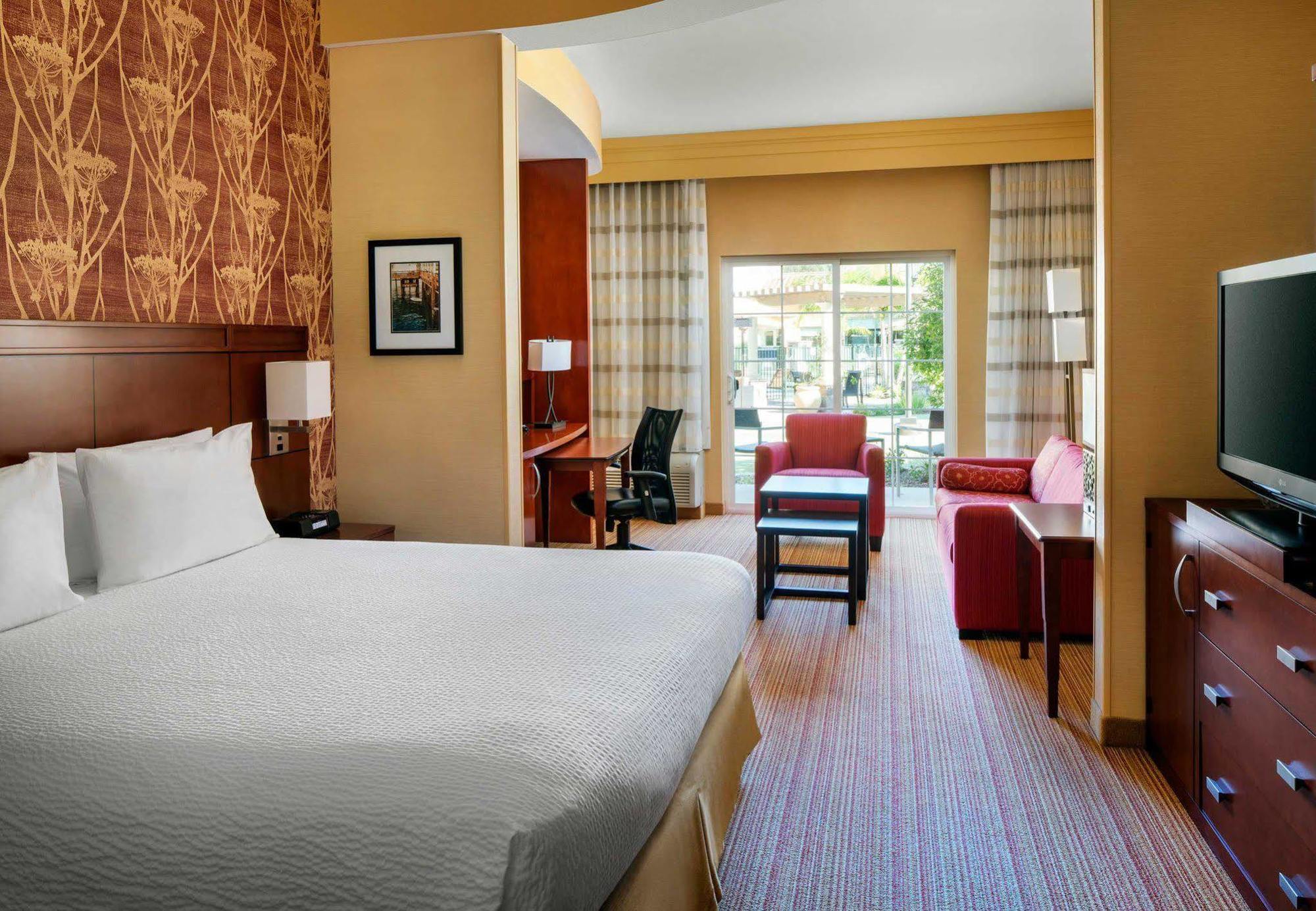 คอร์ตยาร์ด ซานตาบาร์บารา โกลตา Hotel Goleta ภายนอก รูปภาพ